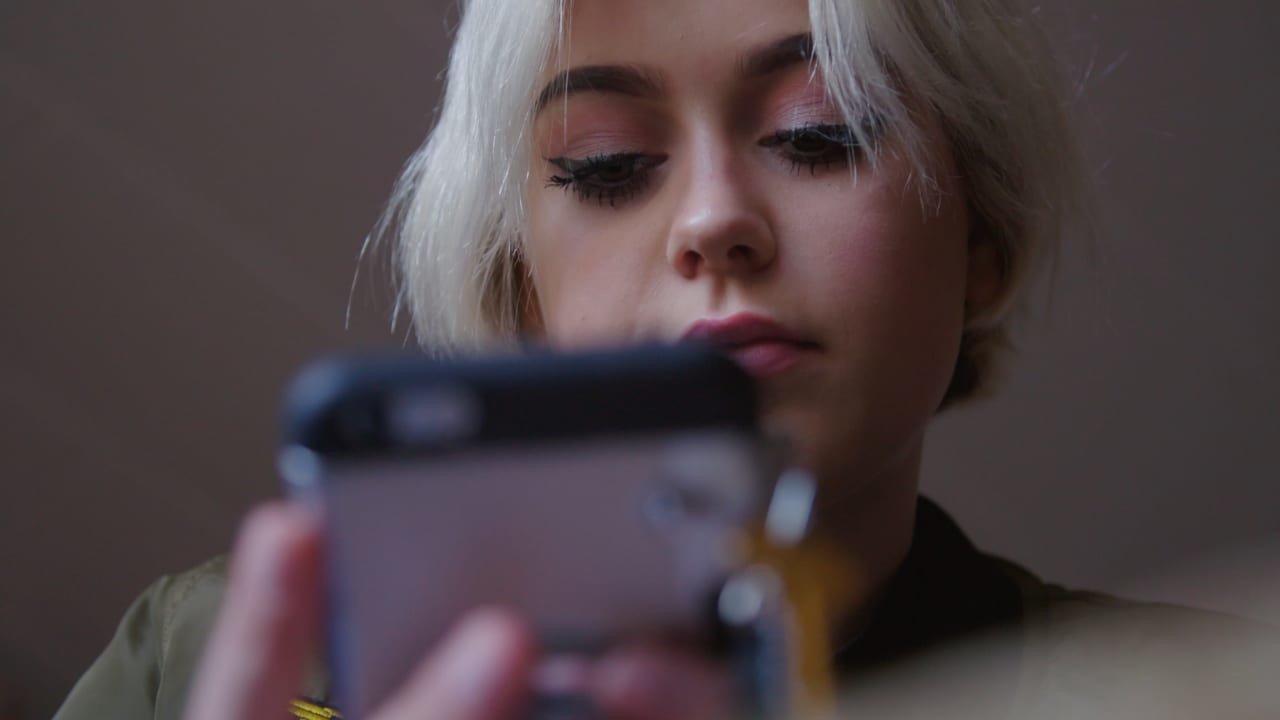 צפייה בסרט המלא - התמכרות חברתית - לצפיה בטריילר