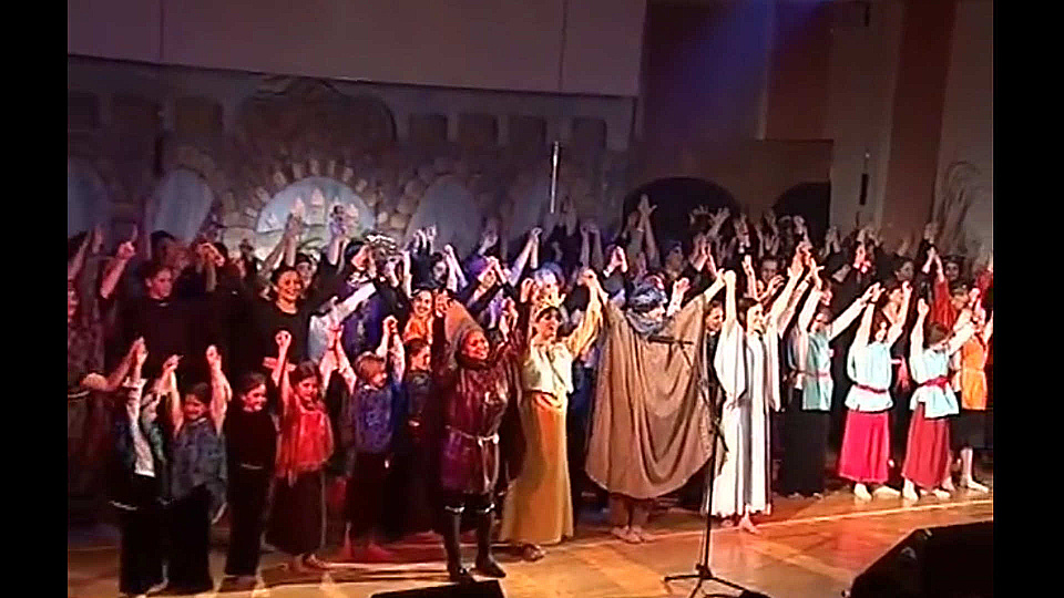 צפייה בסרט המלא לשיר בין הדמעות - צפייה בטריילר